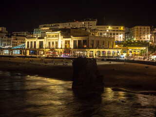 Casino de Biarritz éclairé pendant la nuit 