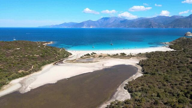 La plage du Lotu (appel&eacute;e aussi plage du Lodo, du Lodu ou du Loto) se situe dans le d&eacute;sert des Agriates. La plage fait partie du Golfe de Saint-Florent.