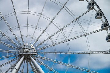 Naklejka premium ferris wheel on a sky