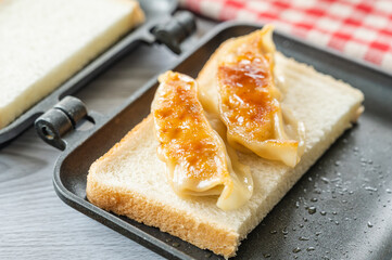 餃子ホットサンド作り