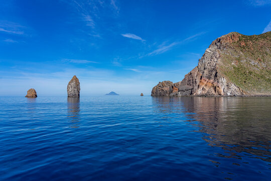Sizilien: Die fantastischen Felsnadeln Faraglioni vor der Insel Lipari - Blick vom Boot aus