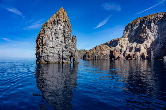 Sizilien: Die fantastischen Felsnadeln Faraglioni vor der Insel Lipari - Blick vom Boot aus