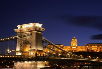 Szechenyi Chain Bridge en Koninklijk Paleis in Boedapest. Hongarije