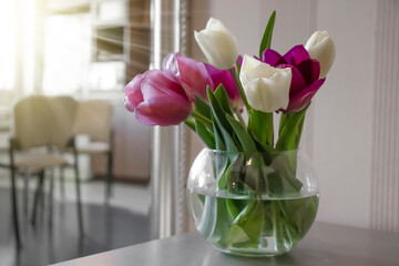 Fototapeta na wymiar tulip flower in a vase in the room