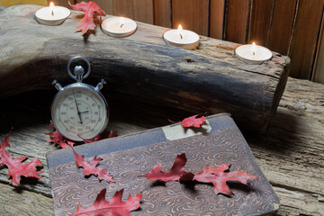 Światło i stare książki w kontraście z upływającym czasem i czerwonymi, jesiennymi liśćmi.