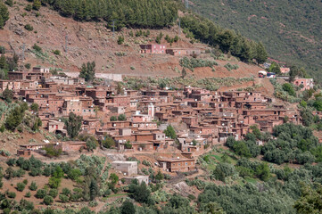 Fototapeta na wymiar Aldeas con casas de barro en las laderas de las montañas del Atlas marroquí