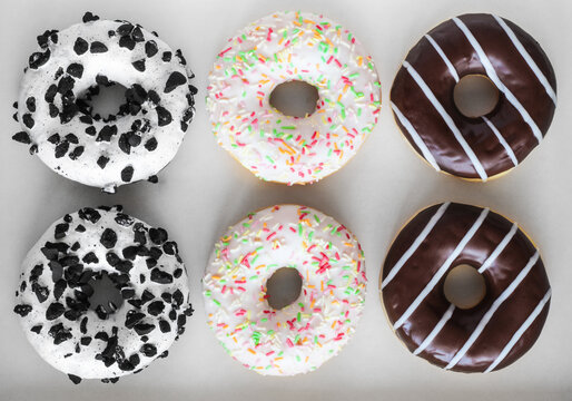 Six ring donut with different glaze