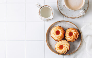 Cottage cheese cakes with mango sauce and latte