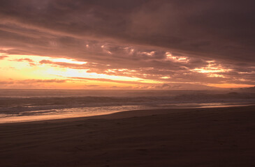 Fototapeta na wymiar puesta de sol, atardecer en el mar