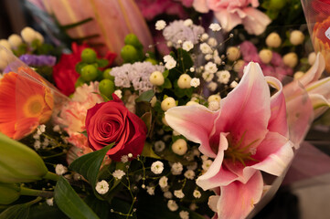 薔薇と様々な花