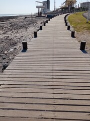 Fototapeta premium Camino de madera en la playa