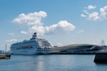 横浜大さん橋に停泊中の飛鳥II