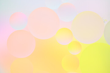 カラフルな背景に浮かぶ水玉