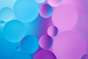 カラフルな背景に浮かぶ水玉
