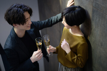 カメラマンが撮ってみたかった バーでの壁ドン　俯瞰