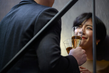 バーかどこかでナンパしているところ