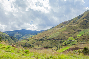 Fototapeta na wymiar paisaje de la sierra peruana, vegetación, cerros, montañas cielo con nubes