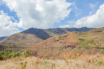 paisaje de la sierra peruana, vegetación, cerros, montañas cielo con nubes