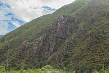 paisaje de la sierra peruana, vegetación, cerros, montañas cielo con nubes