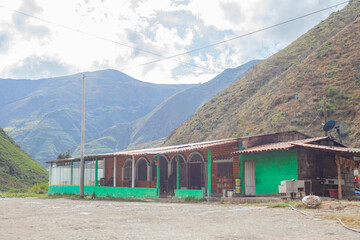 casa verde paisaje de la sierra peruana, vegetación, cerros, montañas cielo con nubes
