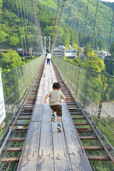 吊り橋を走って渡る男の子