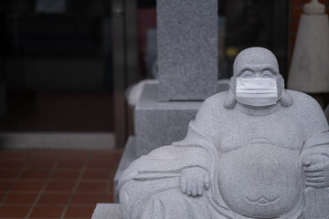 マスクをつけた地蔵