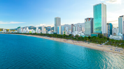 Obraz premium The coastal city of Nha Trang seen from above in the afternoon with its beautiful city and clean sandy beach attracts tourists to visit in Nha Trang, Vietnam