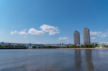 Obraz premium 東京都港区台場から見た東京湾を望む都市景観