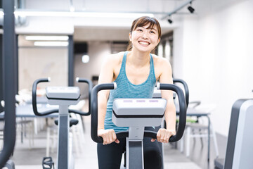 Fototapeta premium Young woman doing machine training at the gym