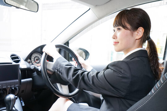 Young business woman in car