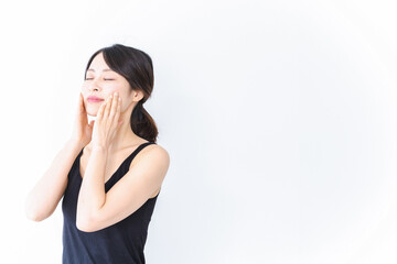 Fototapeta premium スキンケアをする若い女性