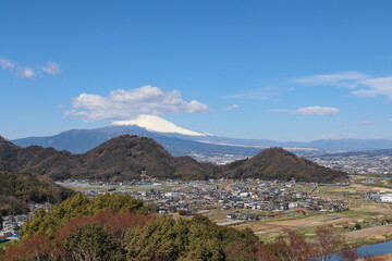 伊豆の国市の街並みと富士山（静岡県伊豆の国市）