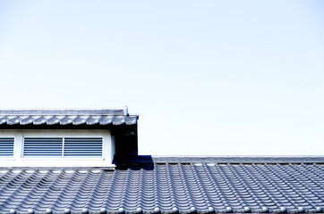 見上げた所にある一面の瓦屋根