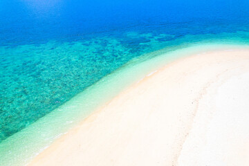 Obraz premium High angle view of the island, Andaman sea, beach and bed where the sea has blue water, Thailand, Khai island of Thailand.