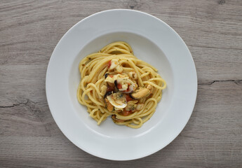 Spaghetti allo scoglio (spaghetti with seafood). Italian pasta with mussels, shrimps and clams.