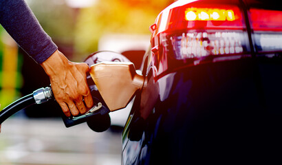 Refuel the fuel with the fuel nozzle. Refuel the car at the gas station. fill with gasoline The gas station fills the fuel injectors in the car's fuel tank at the gas station. oil and service 
