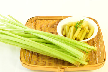 家庭菜園で収獲したふきと煮物