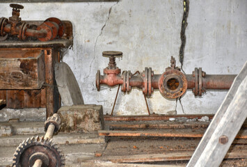 Pumpwerk, Pumpstation, aufgelassen, Lost Place, Rohre, Rohr, Bank, Werkbank, Holzbank, Kasten, Schieber, Flansch, Leitung, Rost, Kessel, Windkessel, Tank, rostig, Fundament, Welle, Zahnrad, Pumpe, Fen