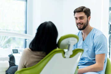 Obraz premium Dentist and patient talking about treatments in a consultation