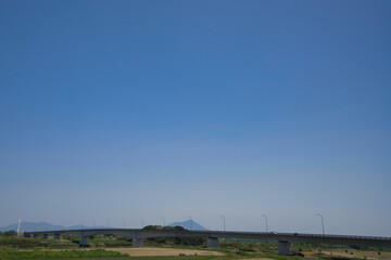 Obraz premium 筑西三和線バイパスと筑波山