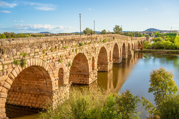 Historical Roman bridge over the Guadiana River at Mérida  - obrazy, fototapety, plakaty