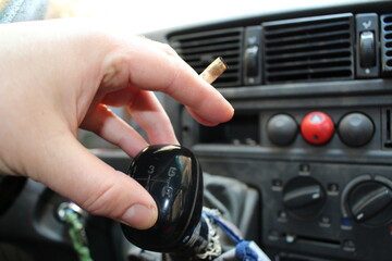 conducteur qui fume un joint de canabis