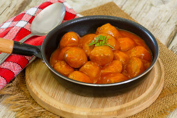 meatballs cooked in tomato sauce