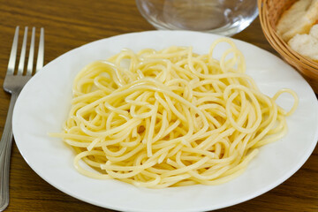 dish of plain cooked spaghetti on a table