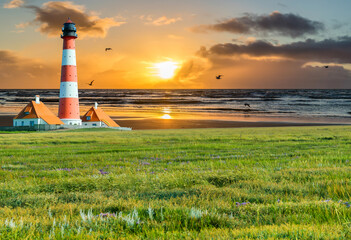 Westerhever Leuchtturm an der Nordsee bei Sonnenuntergang