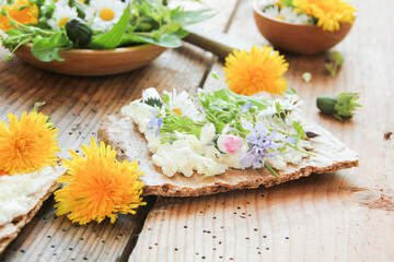 Fototapeta na wymiar Butterbrot mit essbaren Blüten und Blättern Wildkräuter Wildkräutersalat Salat Brot Blüte Blatt 