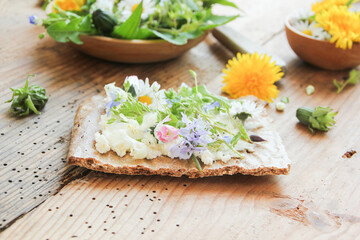 Obraz na płótnie Canvas Wildkräuter Brot Essbare Blüten Blätter Kräuter Quark 
