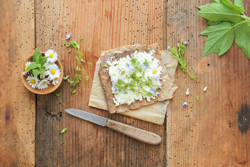 Kräuterquark Wildkräuter Brot Tisch Brett © eflstudioart
