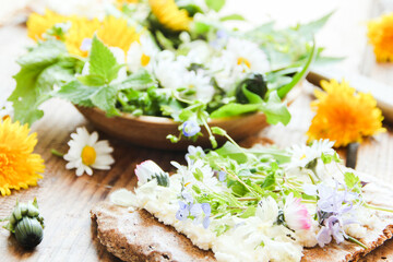 Fototapeta na wymiar Wildkräutersalat Wildkräuter Salat essbare Blüten Blüte Brot