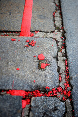 ligne rouge au sol rue pavée